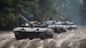 Rusia şi-a mărit de 7 ori producţia de tancuri şi 50 de ori pe cea de obuze. Cheltuielile militare cresc cu 70% într-un semnal de trecere la o economie de război