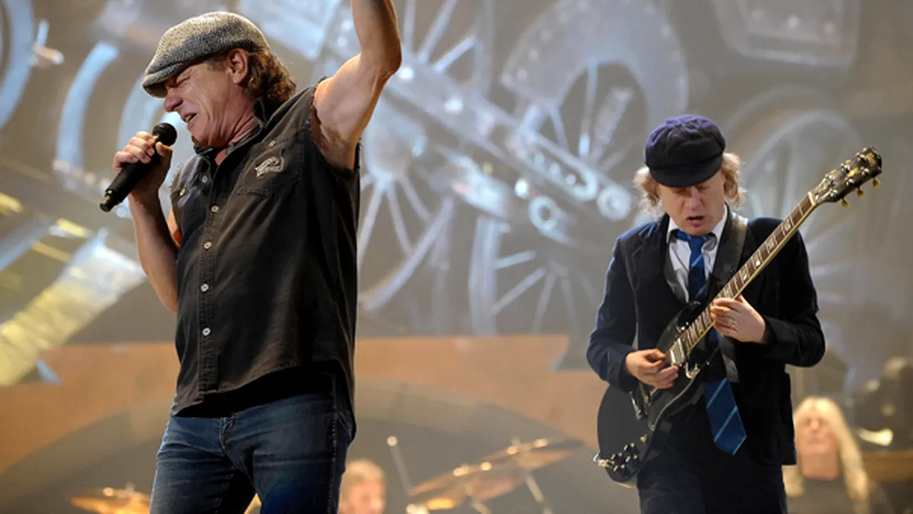 Brian Johnson, solistul trupei AC/DC, a obţinut un doctorat în muzică
