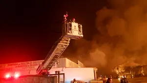 Incendiul care a cuprins o fabrică din Prahova, nestins după mai mult de 10 ore de la izbucnire. Anunţul ISU. FOTO şi VIDEO