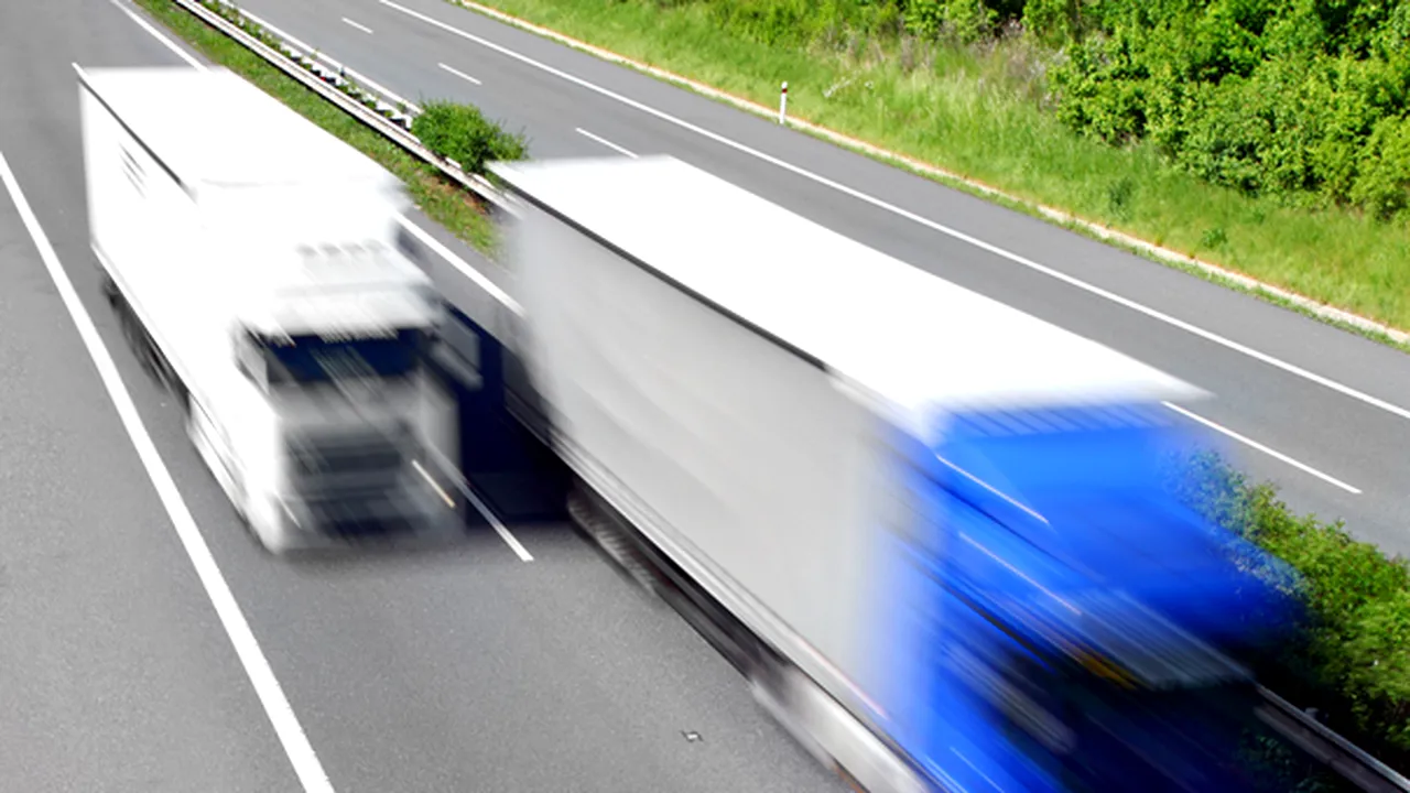 Trafic blocat pe DN 7 în urma unui accident în care au fost implicate un tir şi un autoturism