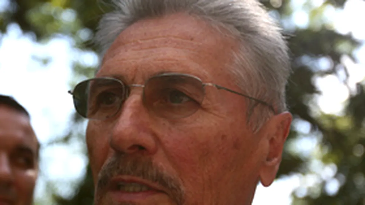 Constantinescu, întâmpinat de câteva zeci de persoane în Piaţa Universităţii