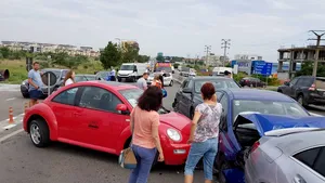 Accident la intrarea în Constanţa: ŞAPTE maşini s-au ciocnit, iar două femei sunt rănite | FOTO