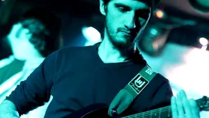 TRAGEDIA din Colectiv: Unul dintre răniţi, Tudor Golu, a murit în Marea Britanie. El era chitaristul Axial Lead şi autorul videoclipului 