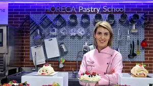 Prăjiturile te îndulcesc în pandemie. Rareş şi Veronica au un atelier de dulciuri artizanale: „Măiestria se câştigă în timp, după sute de tăvi aruncate”