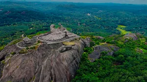 Cea mai mare sculptură stilizată din lume a unei păsări, pe vârful unui munte