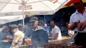 1 Mai muncitoresc: pauzele de la grătar se împart între concerte, târguri şi teatru stradal