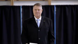 VIDEO. Klaus Iohannis, la secţia de votare: Azi e ziua campionilor cu ştampila ”votat” în mână/ Ce mesaj a transmis Dăncilă