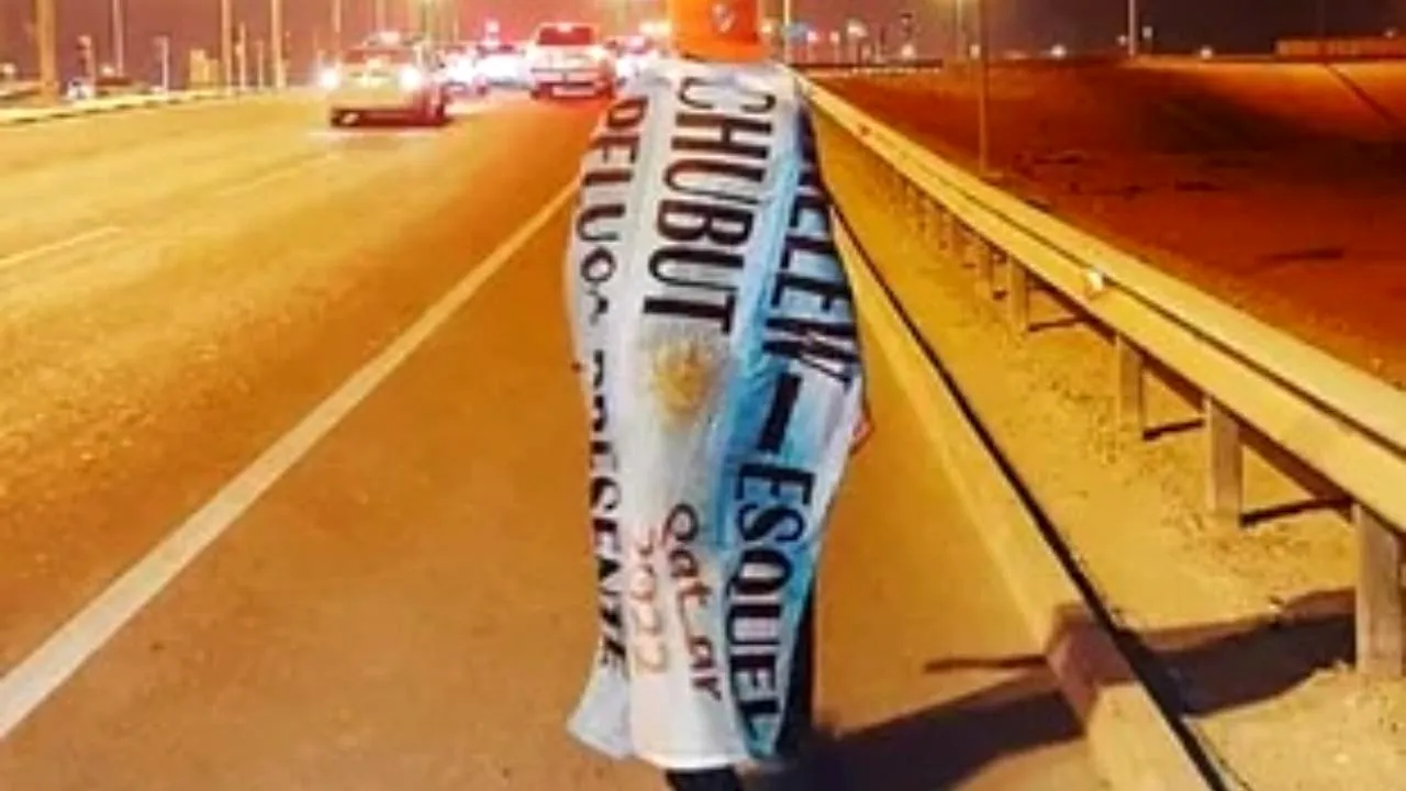Cupa Mondială de fotbal: a călătorit 24.000 km până în Qatar şi supravieţuieşte alimentându-se cu apă din fântână

