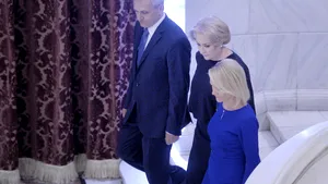 Viorica Dăncilă este, de luni, în concediu, cu toate că Iohannis a contestat delegarea atribuţiilor către o altă persoană din Guvern