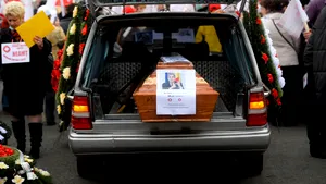 Protest al medicilor în Capitală: Mii de persoane au participat la marş. Manifestanţii au sprijinit de zidul Palatului Parlamentului o cruce şi coroane de flori, sugerând astfel 