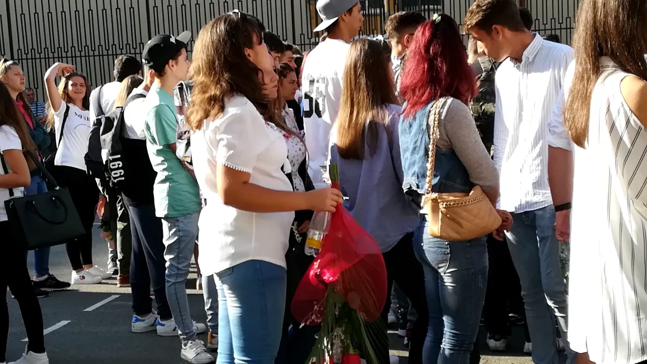 FOTO | Primul clopoţel, printre emoţii şi flori. Părinte, la începutul anului şcolar: Fără flori, nu poate începe şcoala. Am dat pe buchet 250 de lei