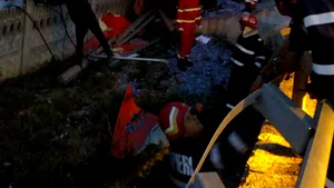 Un om a murit, iar un altul a fost rănit, după ce TIR-ul în care se aflau s-a răsturnat pe DE 70