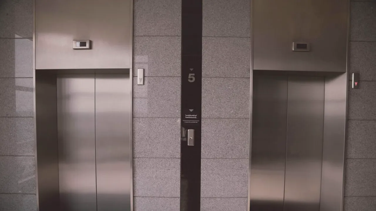 Un lift din Galați s-a prăbușit cinci etaje. Un bărbat care făcea reparații a murit