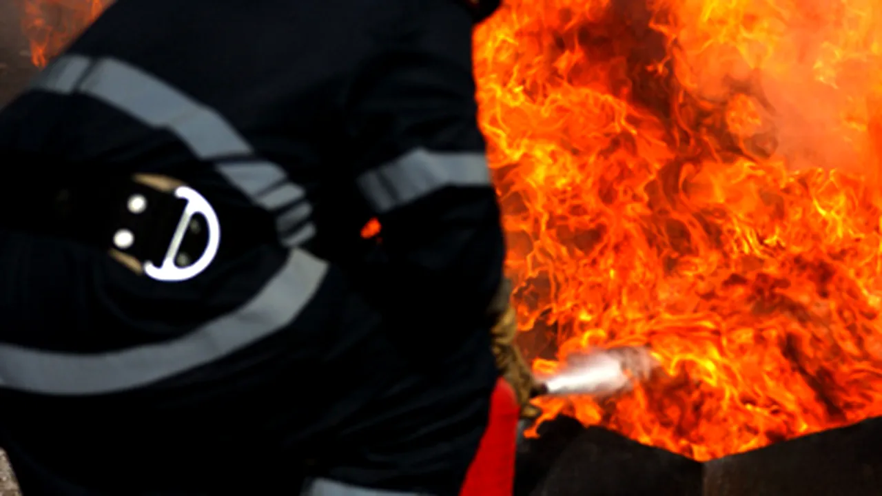Incendiu la o hală dezafectată din Focşani