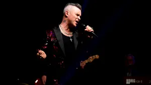 ASCULTĂ SMART RADIO. Robbie Williams a mărturisit că îl admiră pe Liam Gallagher, dar tot s-ar bate cu el