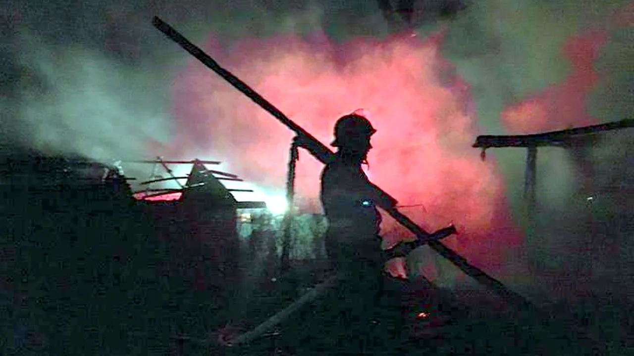 GALERIE FOTO Două căsuţe de agrement din Ştrandul Neptun Arad, cel mai mare ştrand din România, incendiate intenţionat 