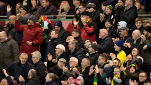 Un suporter al echipei Norwich, arestat şi suspendat după ce a aruncat un telefon în teren. Motivul din spatele gestului 