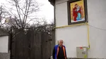 Satul din Sibiu unde Maica Domnului păzește casele oamenilor. Tradiție rară, dusă mai departe: „Nu mă îmbogățesc. De multe ori îmi scot doar materialele folosite”