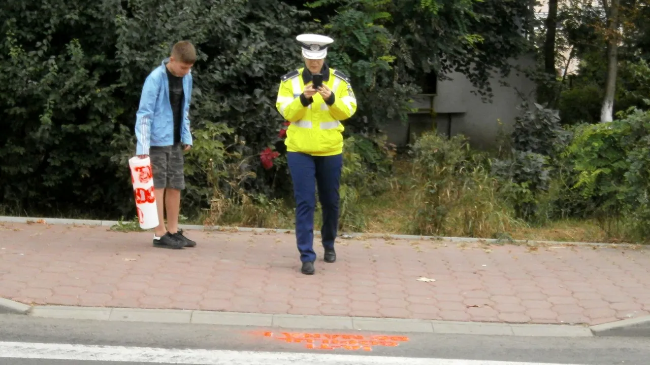 „Scoate căştile”. Elevii dintr-un oraş au fost întâmpinaţi la trecerile de pietoni, în prima zi de şcoală, cu mesaje inedite | GALERIE FOTO