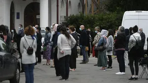 Le Monde desfiinţează măsurile din România: Să te protejezi de COVID-19 este 