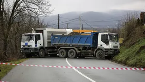 Guvernul din Kosovo închide un punct vamal de la graniţa cu Serbia, pe fondul tensiunilor