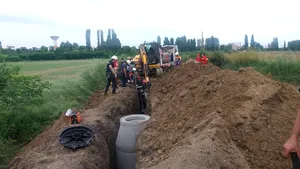 Un tânăr care săpa o canalizare, prins sub un mal de pământ în Prahova