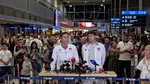 David Popovici s-a întors în România cu două medalii de aur din Singapore: „Nu e nicio șansă să mă retrag. Dacă va fi cazul, veți afla direct de la mine”
