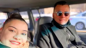 S-au logodit la doar patru săptămâni după ce s-au cunoscut, deşi el e cu 31 de ani mai în vârstă. Tânăra susţine că nu e interesată de banii bărbatului: A fost dragoste la prima vedere