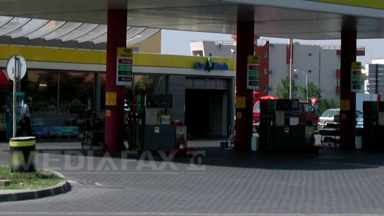 JAF la o benzinărie din Deva: Hoţii au intrat cu cagule pe cap şi au furat 800 de lei. Un angajat a fost rănit cu un cuţit