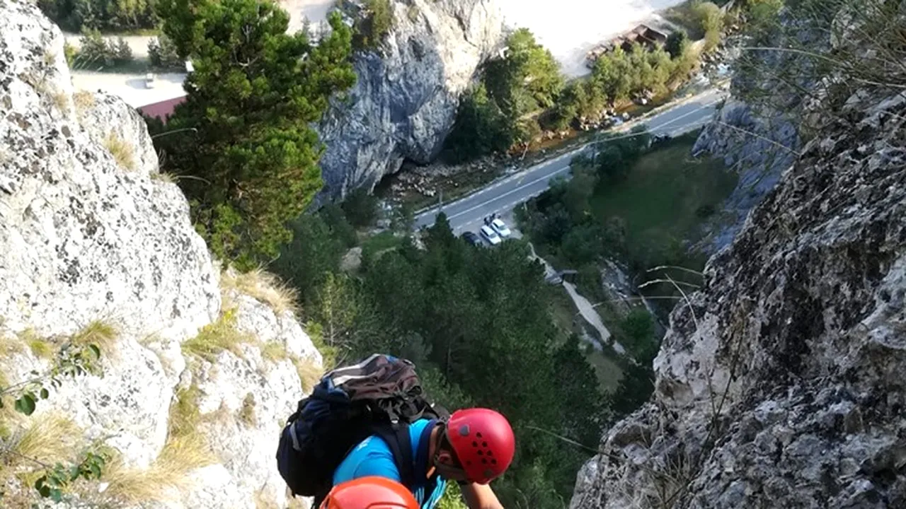 Doi tineri din Iaşi rămaşi blocaţi pe o stâncă din Cheile Şugăului, salvaţi | FOTO