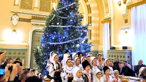 Parlamentarii au întrerupt dezbaterile pe buget, pentru a fi colindaţi de copii: Aduceţi portofelele - VIDEO