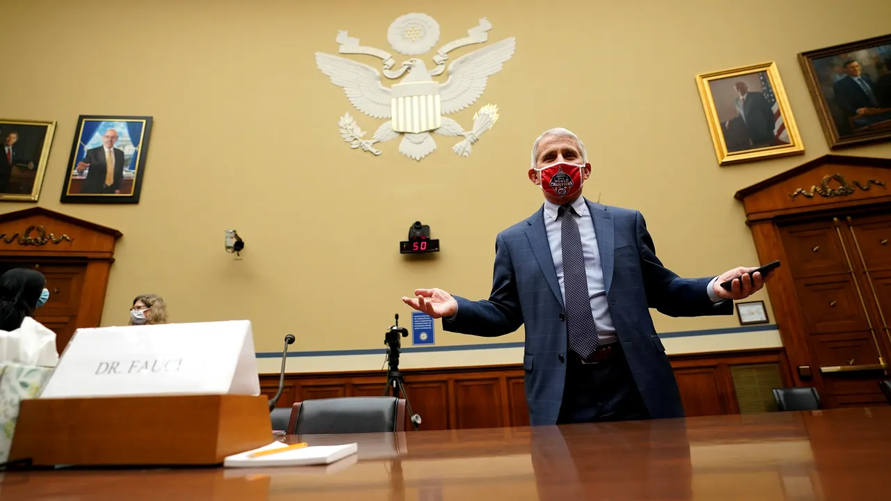 Epidemiologul şef de la Casa Albă ia apărarea preşedintelui. Deciziile luate de Trump în baza politicii de COVID-19 salvează vieţi