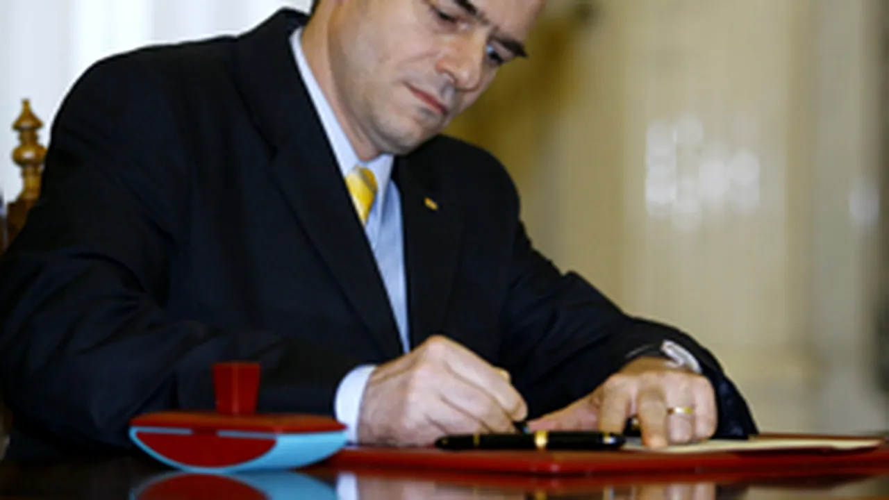 PNL îl somează pe Băsescu să promulge legea pensiilor