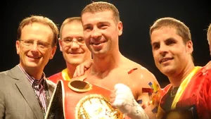 Bute, aclamat de sute de persoane în Piaţa Universităţii - VIDEO