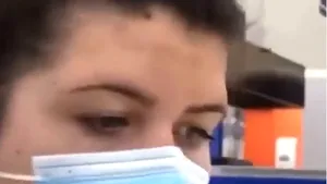 Inedit. O femeie merge la supermarket cu părul prins într-un mod „original”: un şarpe în loc de elastic VIDEO