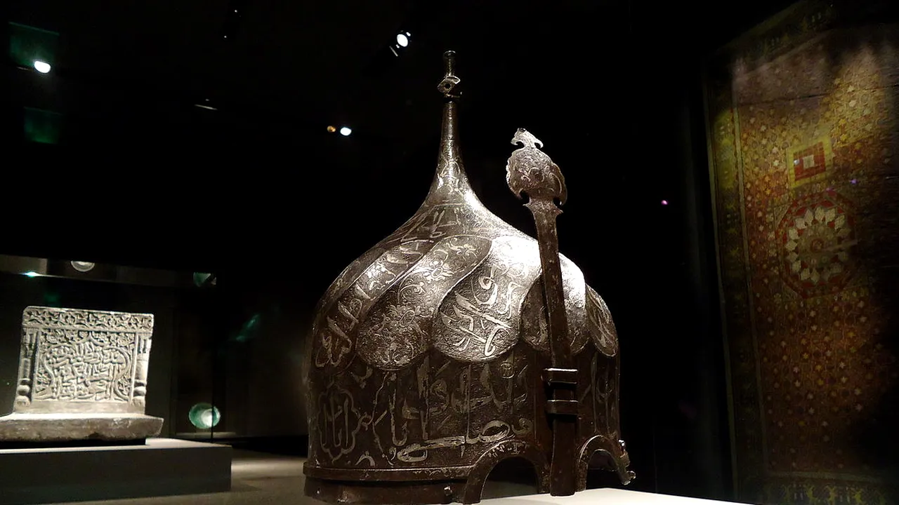 Un coif vechi de peste 300 de ani, găsit în locuinţa unui bărbat din Argeş. Turbanul turcesc cu diademă, susceptibil să aparţină patrimoniului cultural naţional 