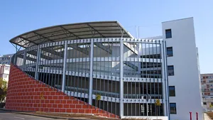 Premieră regională: Prima parcare rezidenţială cu etaj şi teren de sport a fost inaugurată în Galaţi