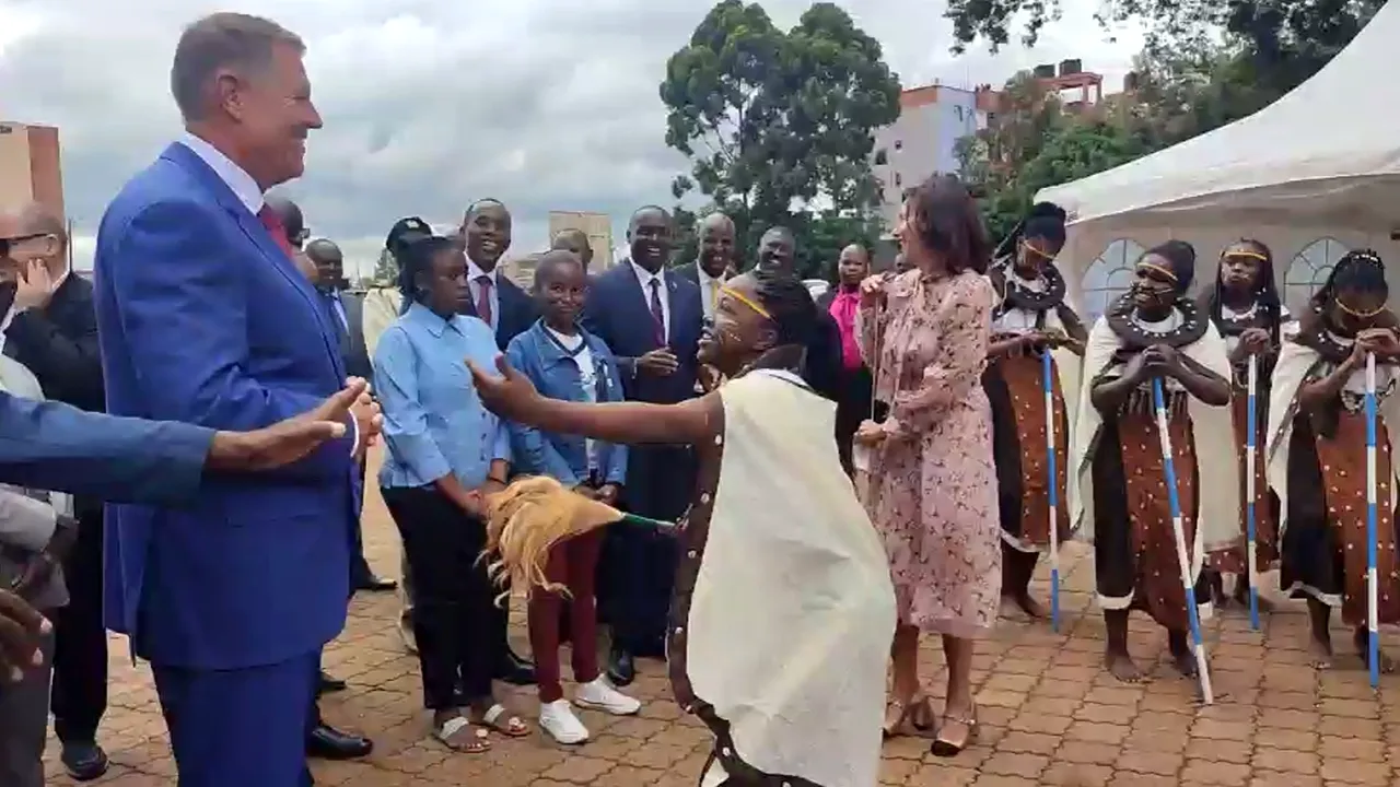 VIDEO Carmen Iohannis a dansat alături de elevele unei şcoli de fete din Kenya