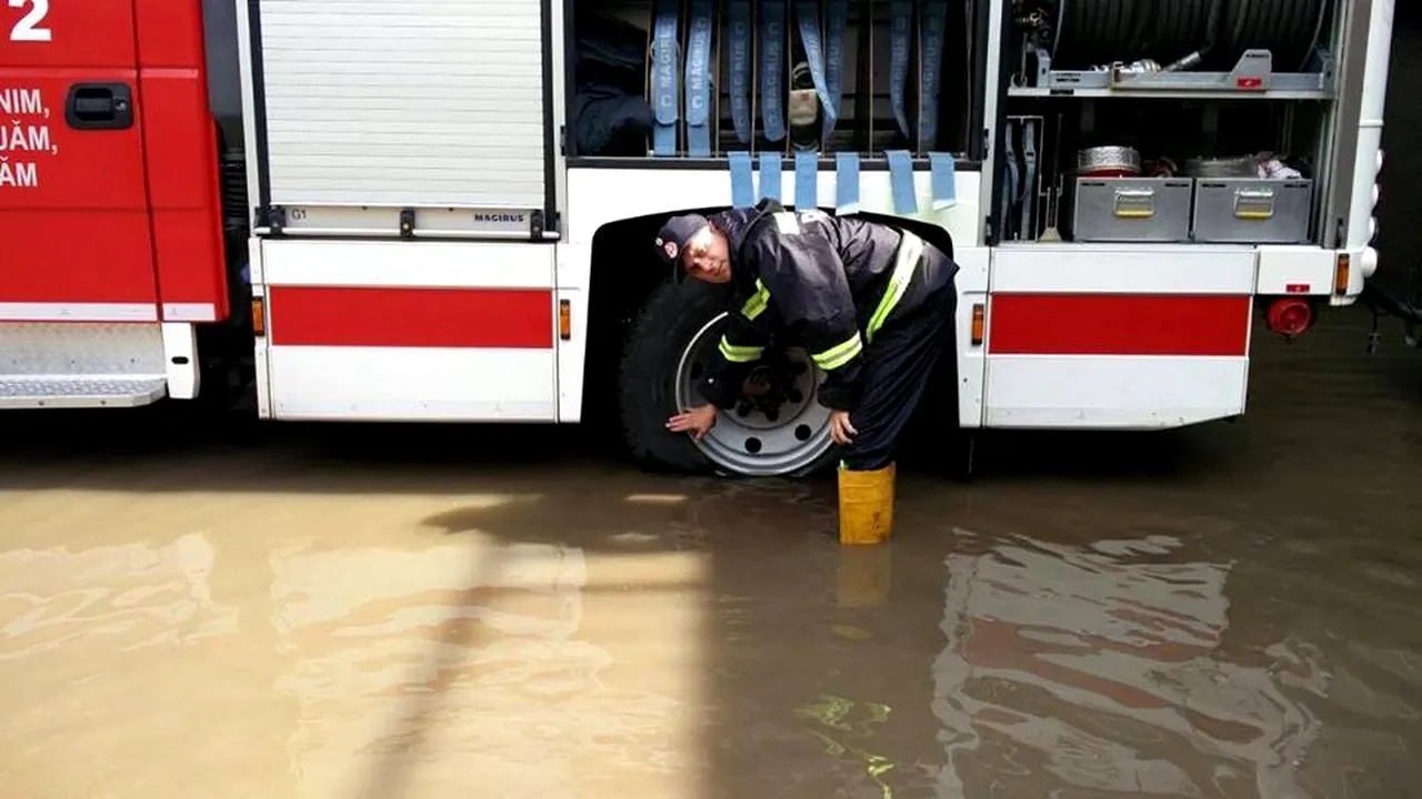 GALERIE FOTO Mai multe pivniţe şi curţi din Reşiţa, inundate în urma ploilor torenţiale 