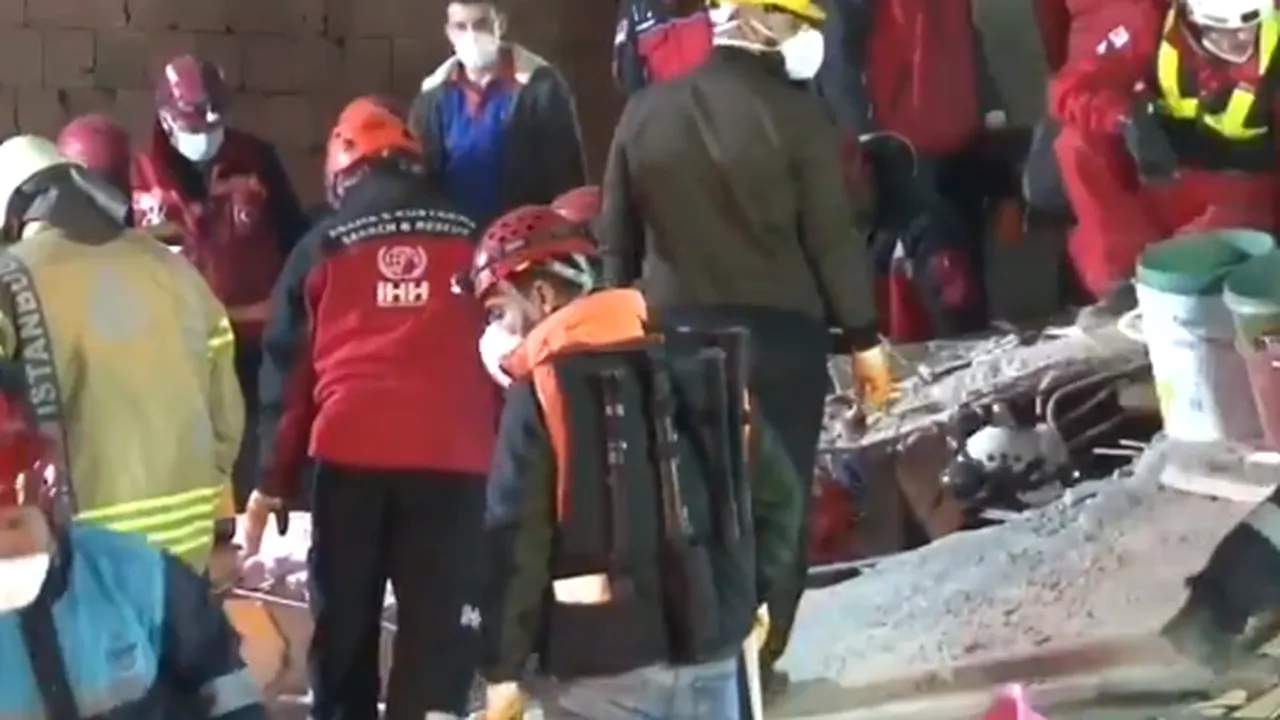 Căutări disperate în Istanbul, după ce blocul de apartamente s-a prăbuşit/ Imagini din stradă cu momentul colapsului 