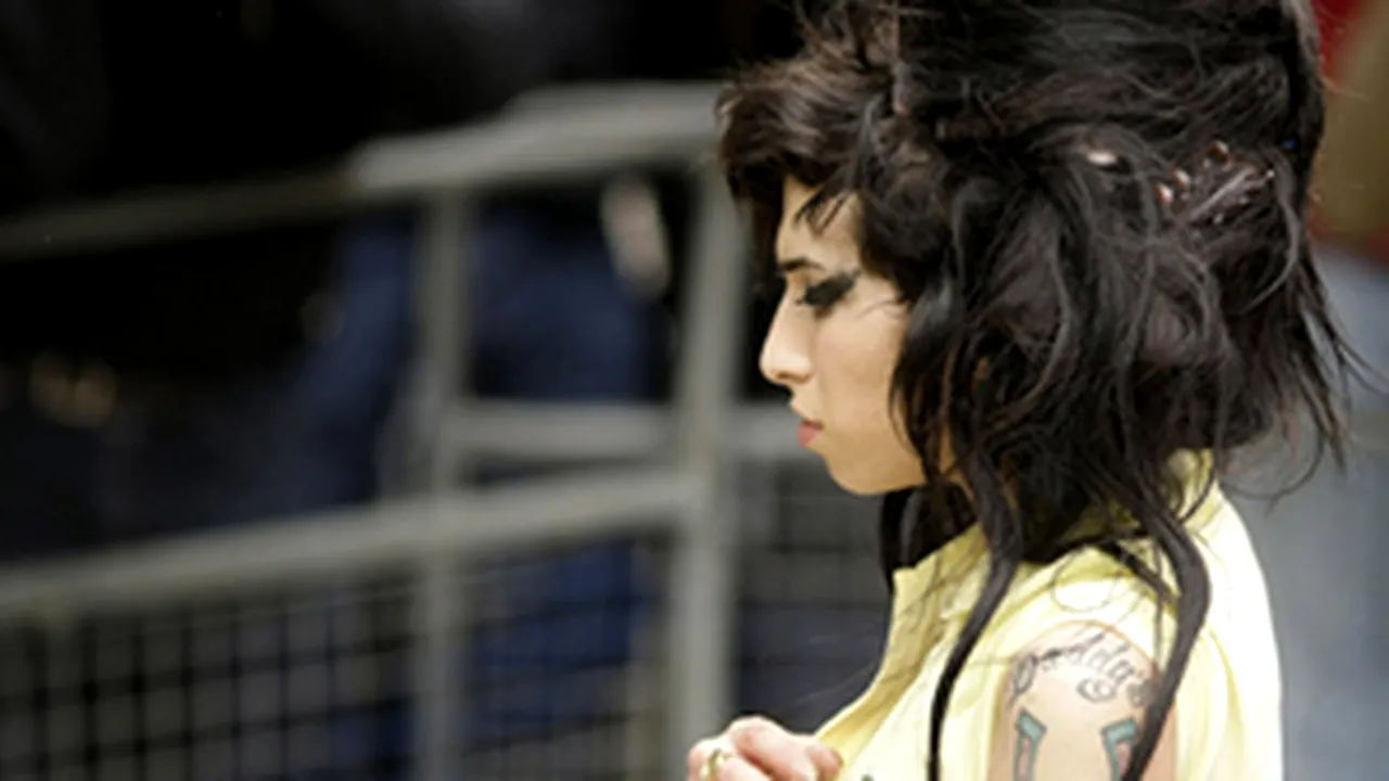 Amy Winehouse a negat că ar fi agresat o admiratoare