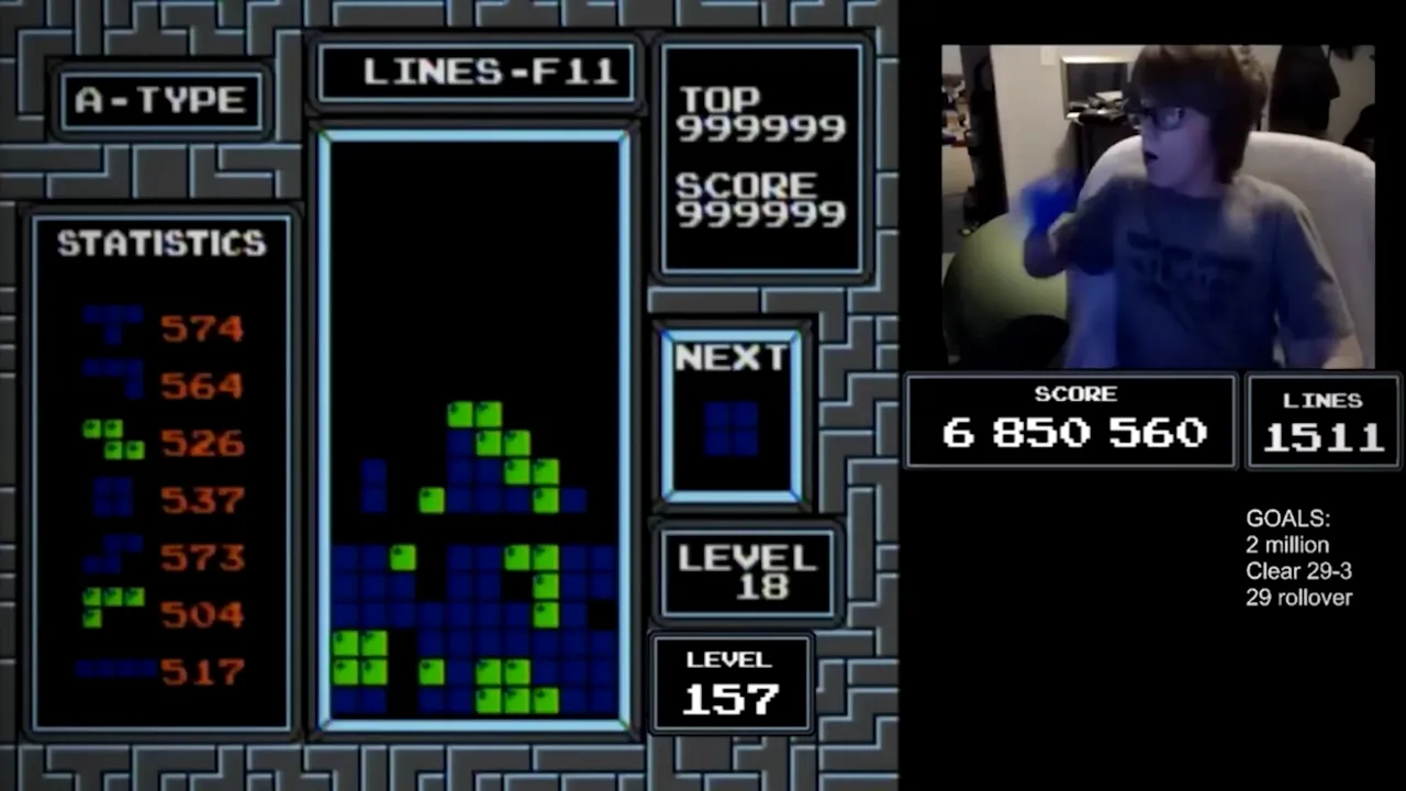 Un băiat de 13 ani din SUA, primul care a învins jocul video Tetris