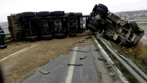 Trafic blocat în Vaslui, după ce un camion s-a răsturnat. Şoferul a fost rănit - FOTO