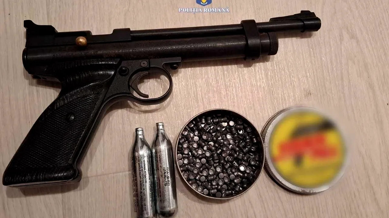 Bărbat din Hunedoara care deţinea ilegal un pistol, dat în vileag de iubită, după un conflict