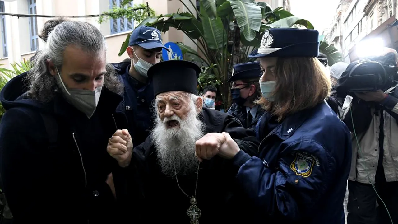 VIDEO „Papa, eşti un eretic”. Un preot ortodox a fost ridicat de poliţie după ce l-a insultat pe Papa Francisc la intrarea în Arhiepiscopia din Atena