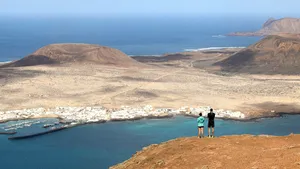 Insula spaniolă fără mașini, unde oamenii se deplasează pe jos și cu bicicleta. La Graciosa