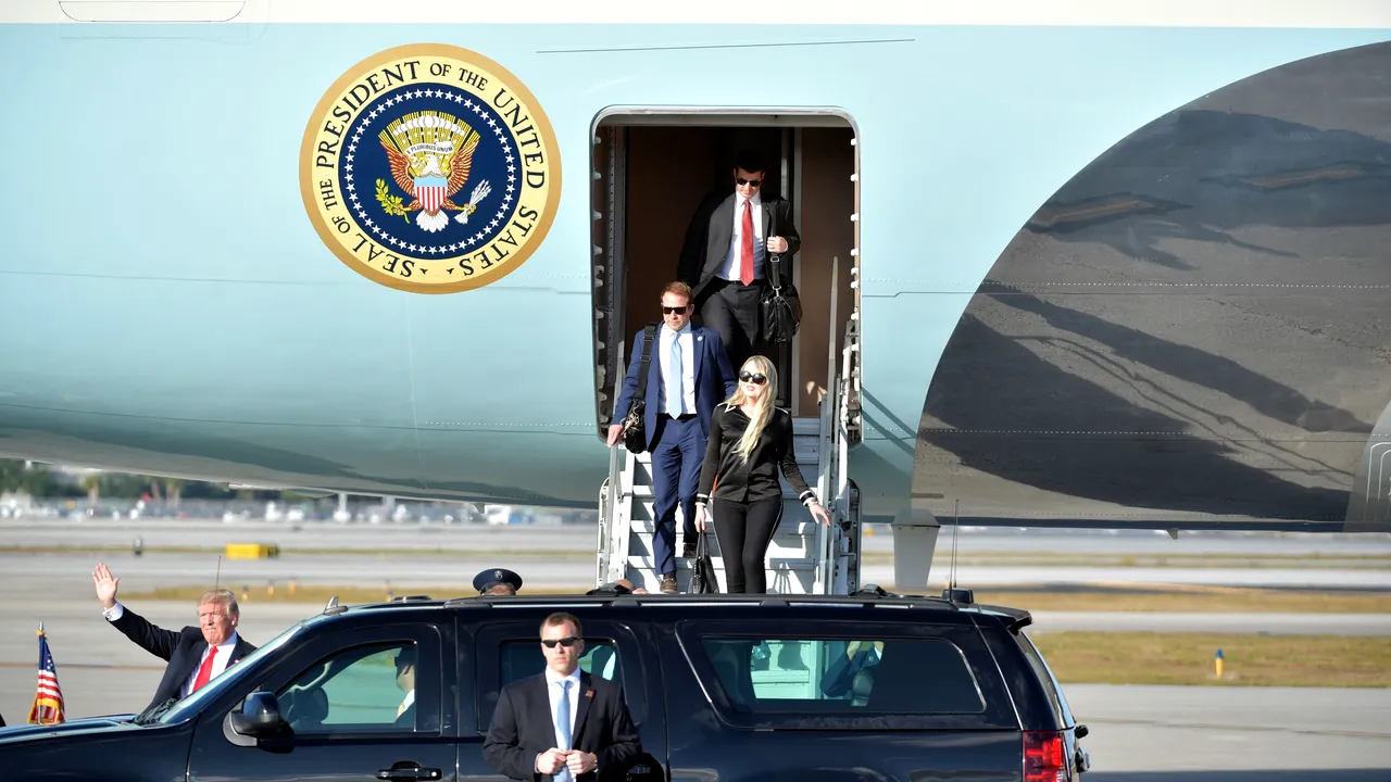 Donald Trump vrea modificarea culorilor Air Force One: Mă întreb dacă ar trebui să folosim aceleaşi culori albastre de bebeluş? Nu