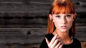 FOTO Accident din cauza gadgeturilor. O australiancă a fost arsă pe faţă după ce i-au explodat căştile de telefon în timpul unui zbor