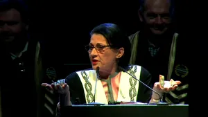 Ecaterina Andronescu, lecţie pentru studenţii absolvenţi: A mototolit două bancnote pentru a le demonstra valoarea | VIDEO