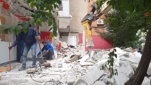 Construcţie ilegală, demolată în Sectorul 4. Un balcon cu curte şi beci a fost dărâmat VIDEO